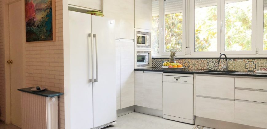 Encantadora casa con jardín, en Can Roses