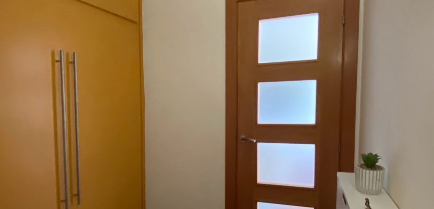 Piso totalmente exterior con balcón