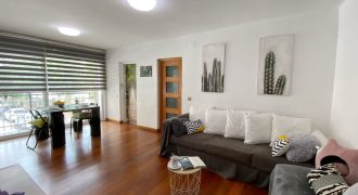Piso totalmente exterior con balcón