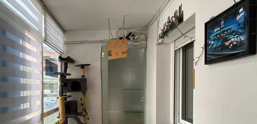 Piso totalmente exterior con balcón