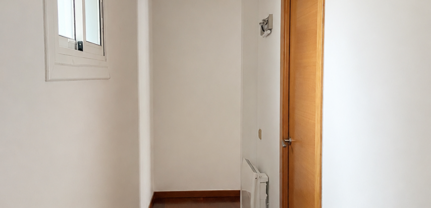 Piso totalmente exterior con balcón