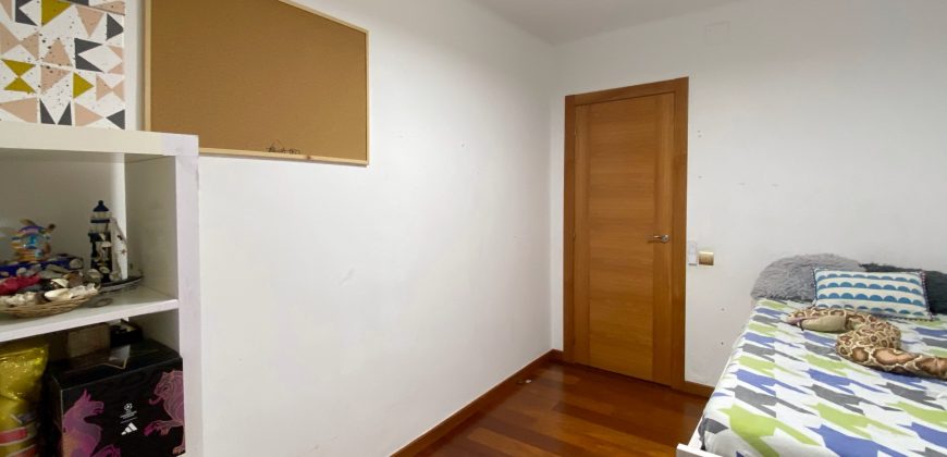 Piso totalmente exterior con balcón